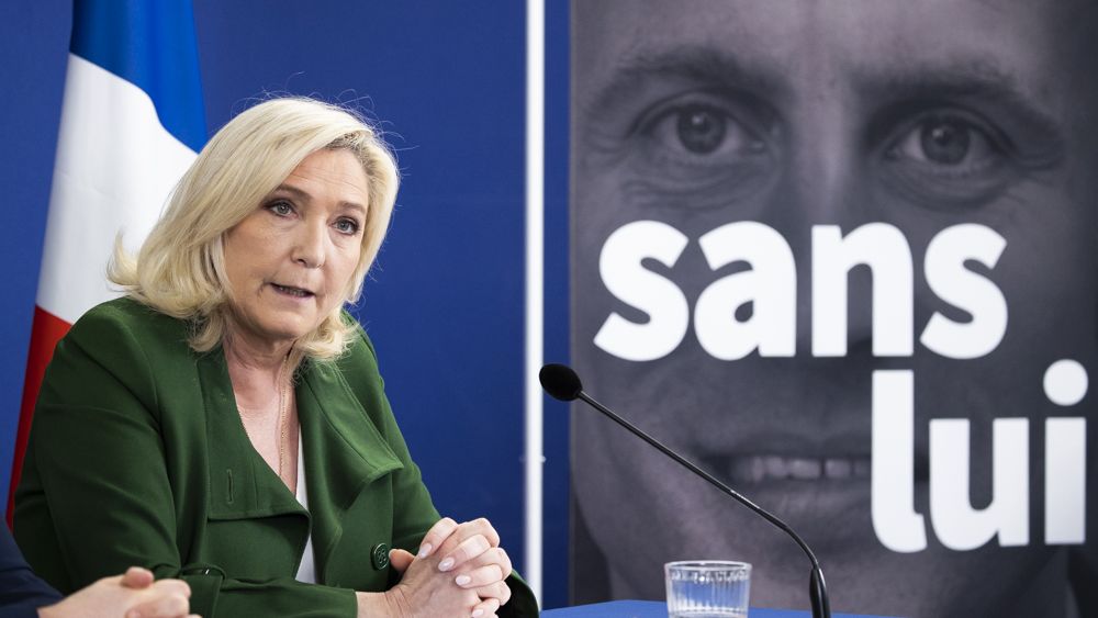 Vítězství Le Penové je blíž než kdykoli dřív. Dotahuje se na Macrona